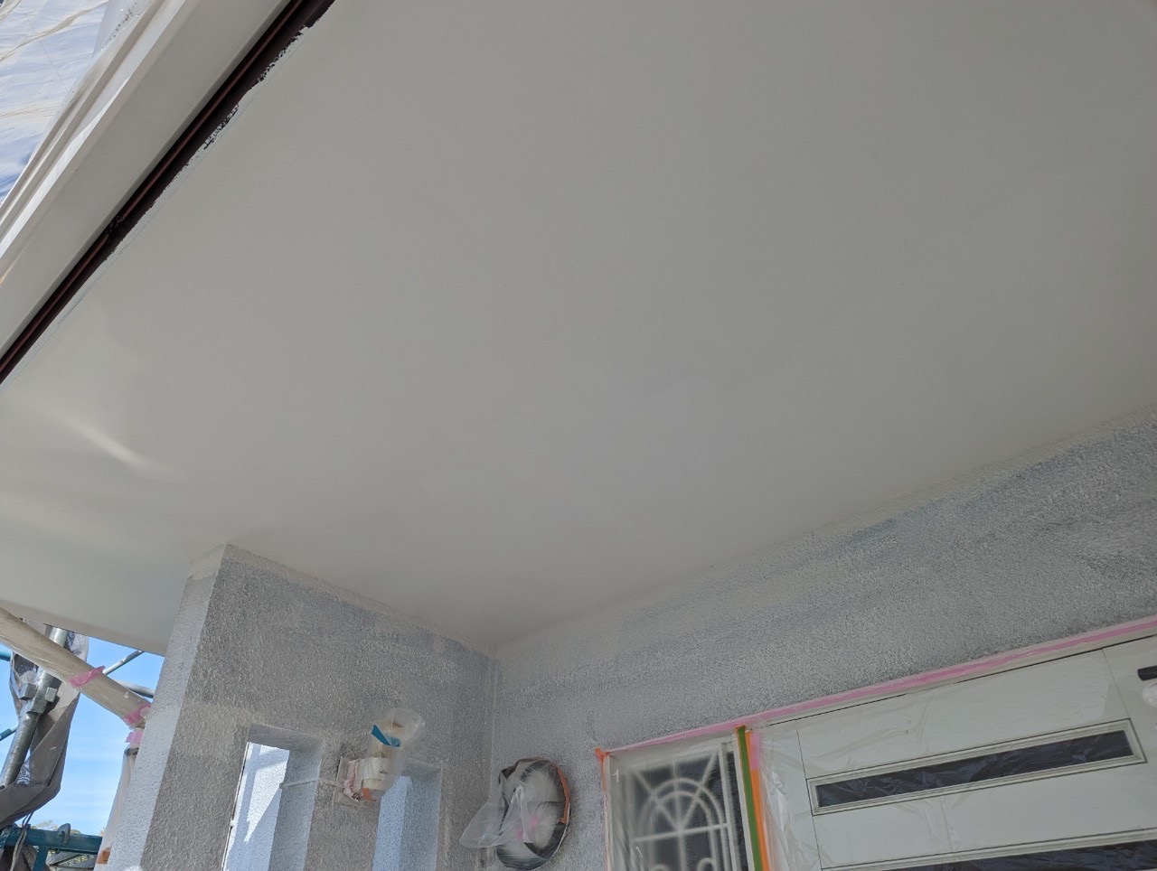 茅ヶ崎市にて、軒天井の塗装を行いました❕