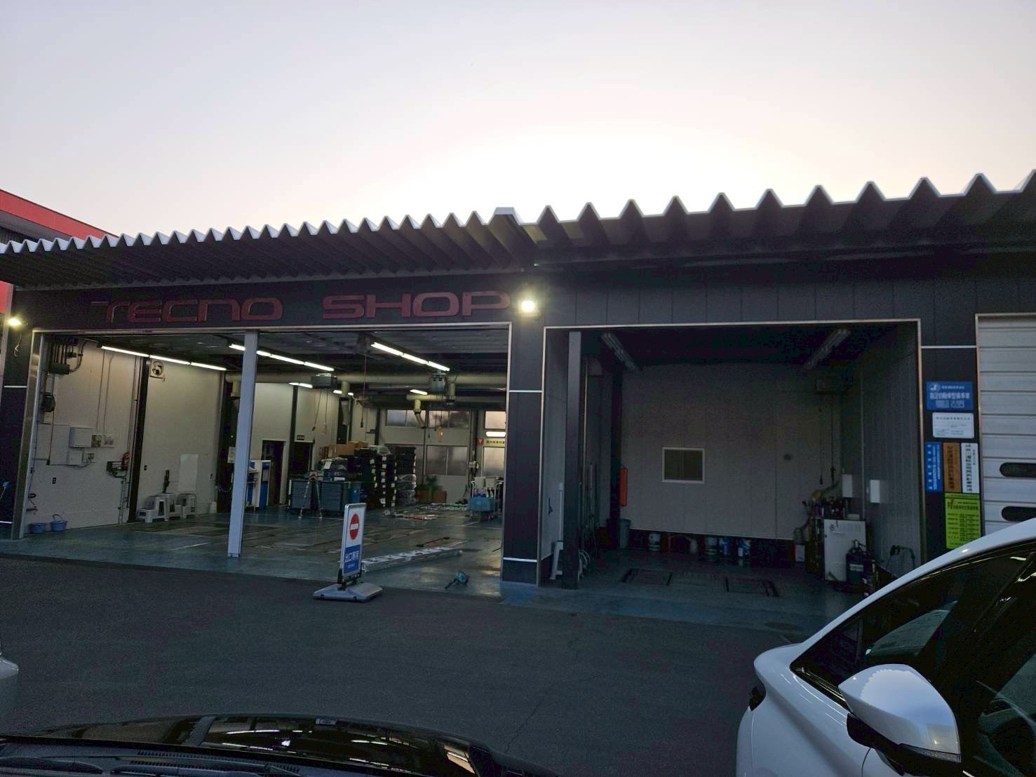 神奈川トヨタ様　工場棟　塗装工事